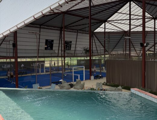Covered blue padel courts at Jungle Padel Seseh