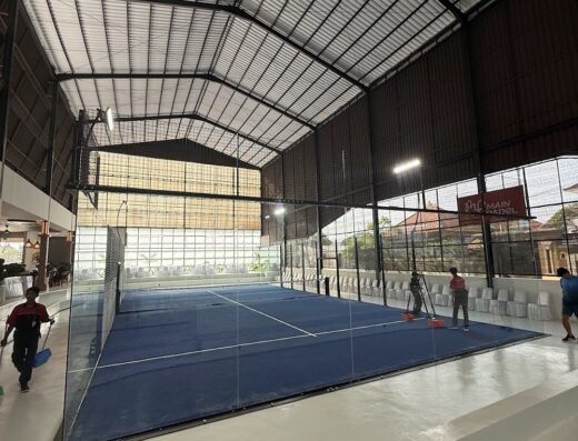 Indoor blue padel court with glass walls at Main Padel Bali